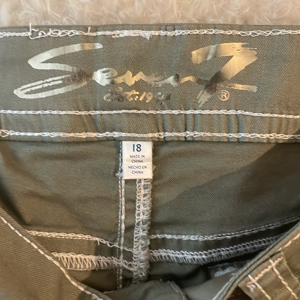 Women’s Pants NWOT - Picture 2 of 3